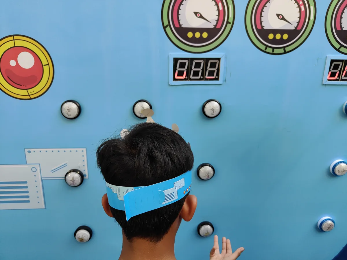 Close-up of a Batak Pro reaction game with headband play in Goa