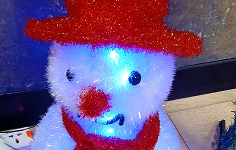 Transform your office with Christmas balloon decorations and themed decor! Page One Memories offers Christmas office decorating services in Gurgaon, Delhi, Noida, and Faridabad.