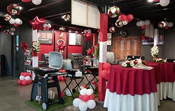 Transform your office with Christmas balloon decorations and themed decor! Page One Memories offers Christmas office decorating services in Gurgaon, Delhi, Noida, and Faridabad.