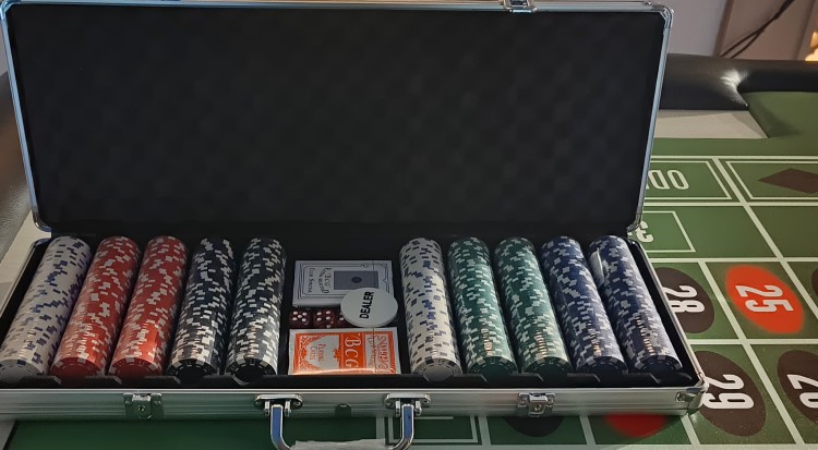 Casino chips and playing cards on rent in Chandigarh Casino chips and playing cards on rent in Chandigarh