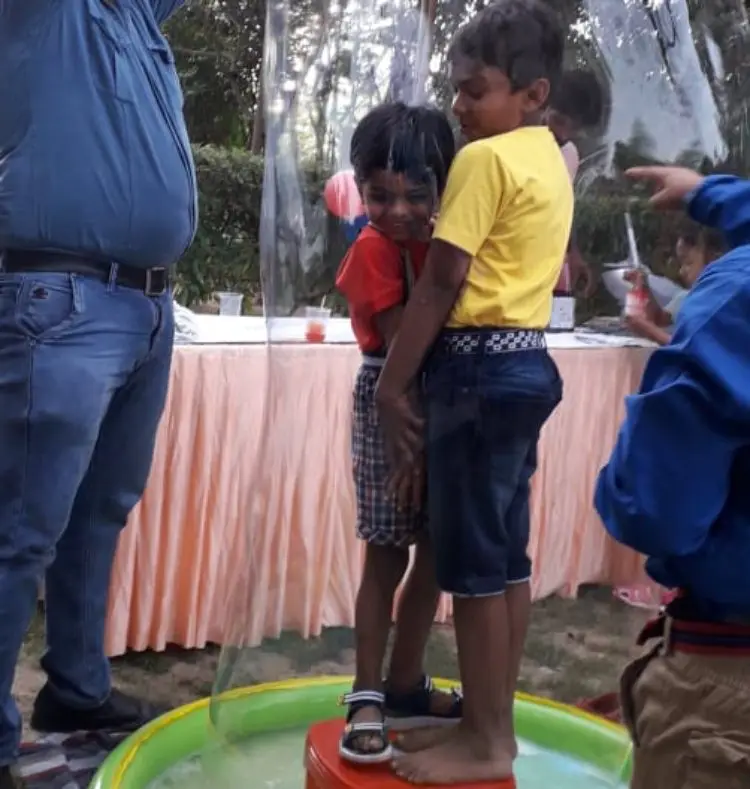 bubble show birthday party, bubble show, bubble show for corporate events, bubble show for weddings, bubble show for events, Gurgaon bubble show, event entertainment Gurgaon, Page One Memories